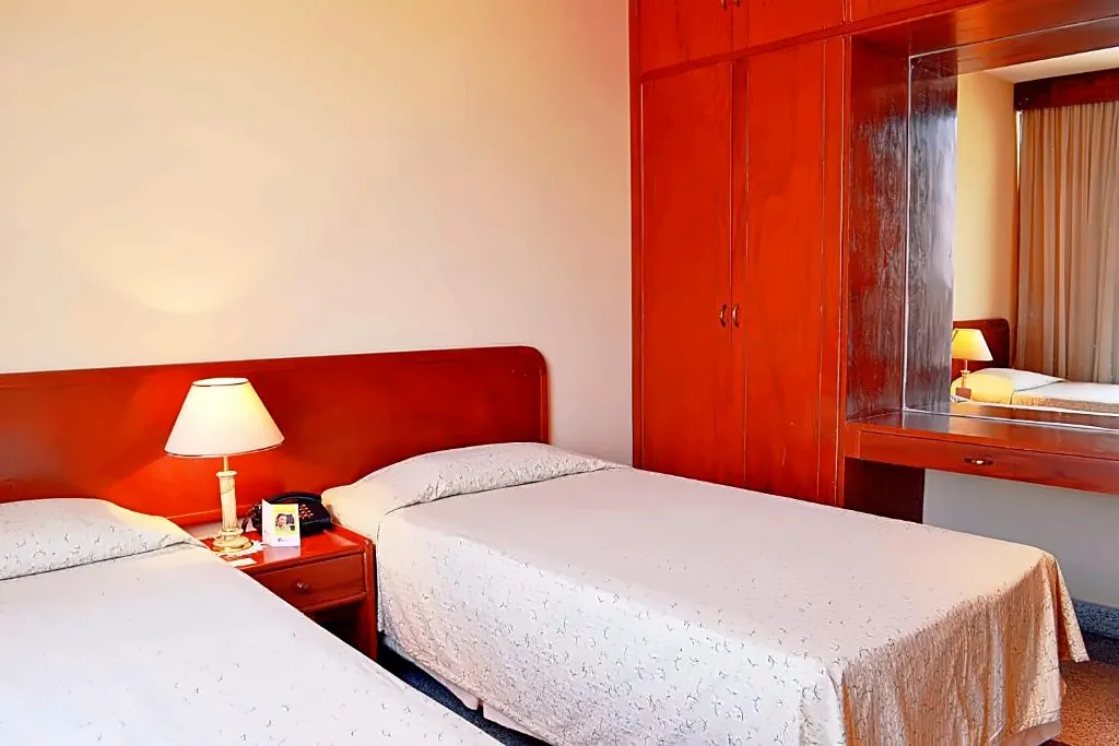 Habitación con dos camas y placard de madera