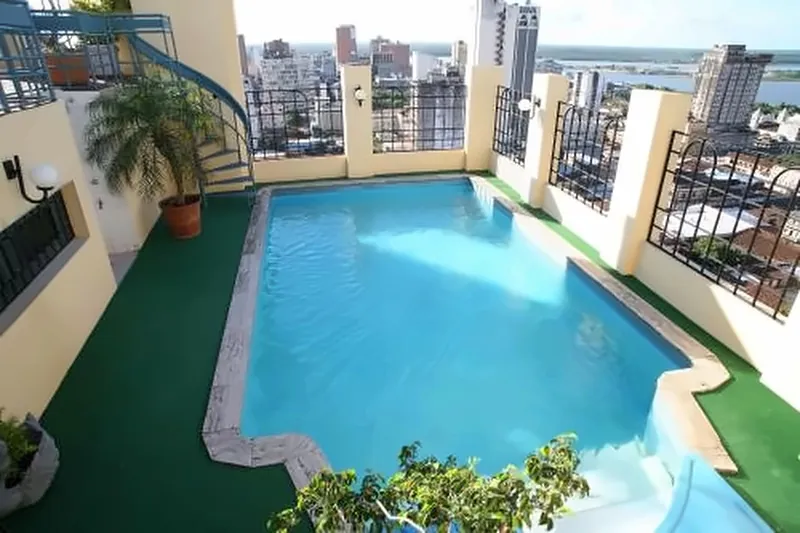 Piscina en la azotea con vista a la ciudad de Asunción, de día