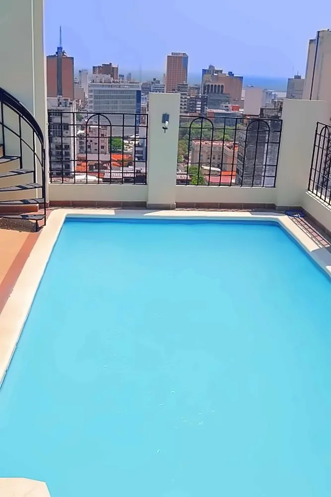 Piscina en la azotea junto a la escalera de acceso