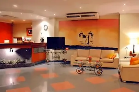 Recepción y lobby del Manduara Hotel & Suites