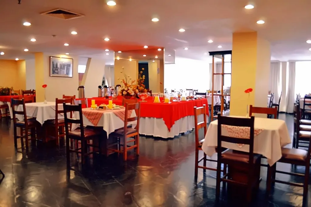 Salón principal del restaurante con mesas decoradas