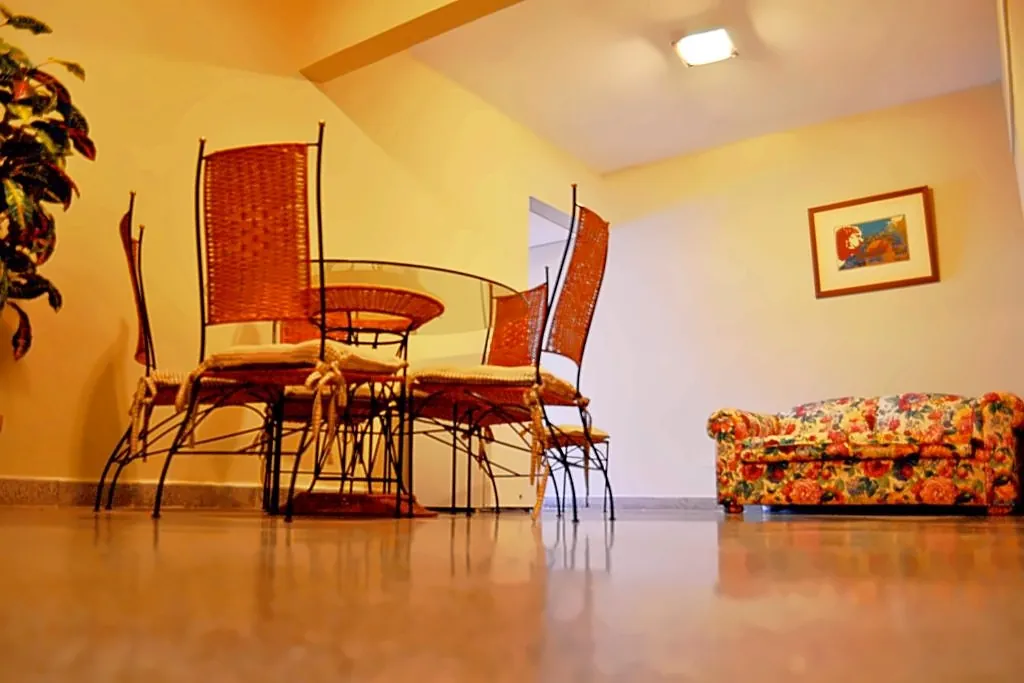 Sala de estar del apartamento con sofá y sillas